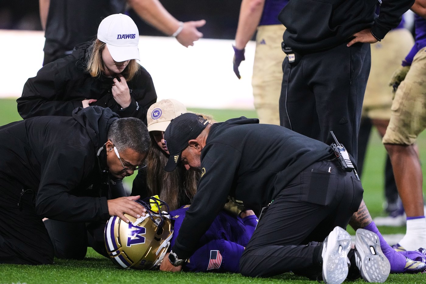 Washington WR Raiden Vines-Bright leaves game in ambulance after taking big hit | iNFOnews.ca
