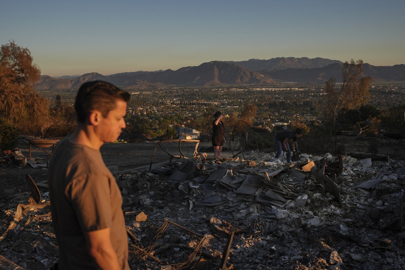 Slower winds aid firefighters battling destructive blaze in California | iNFOnews.ca