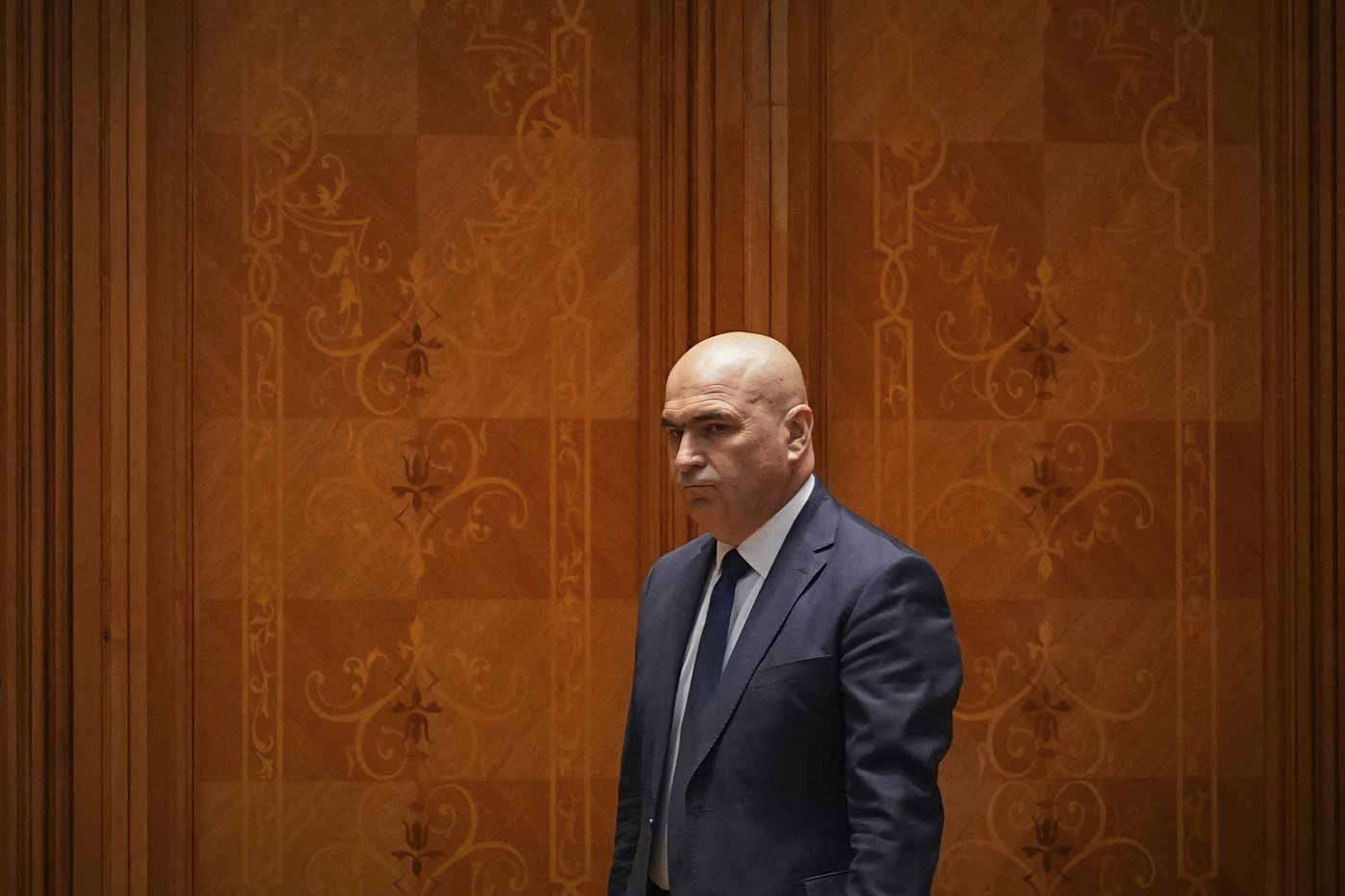 Romanian lawmakers vote in favor of pro-EU coalition, aiming to end protracted political crisis | iNFOnews.ca