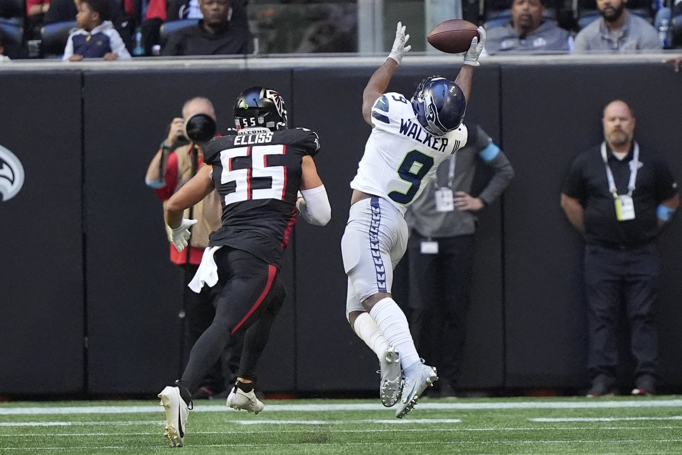 Walker helps Seahawks achieve balance on offense in dominant win over Falcons | iNFOnews.ca