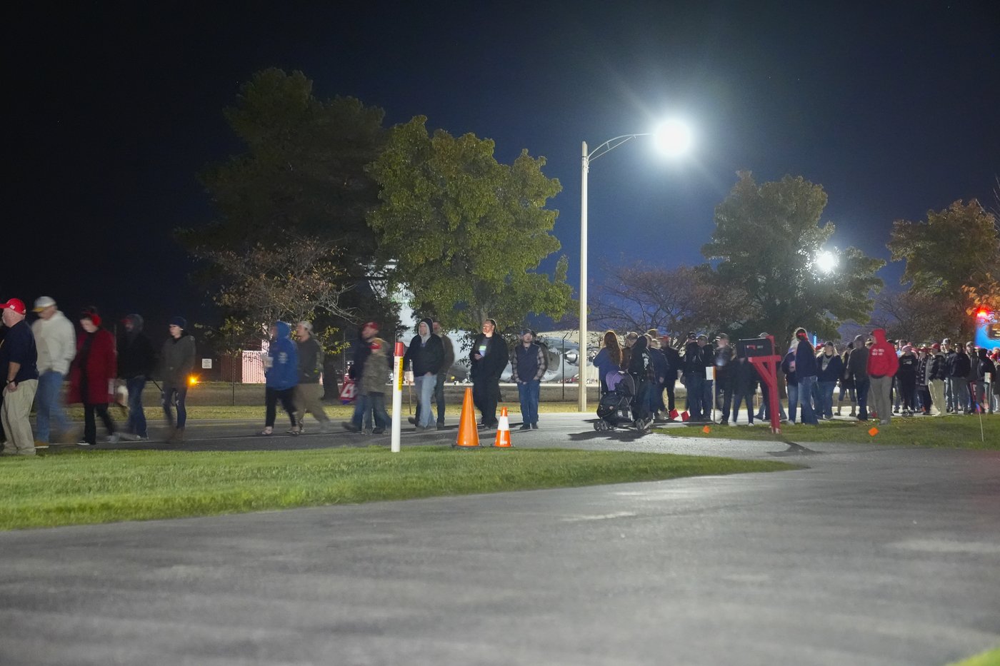 Trump leaves Michigan rallygoers waiting in the cold for hours to tape Joe Rogan podcast | iNFOnews.ca Trump leaves Michigan rallygoers waiting in the cold for hours to tape Joe Rogan podcast | iNFOnews.ca