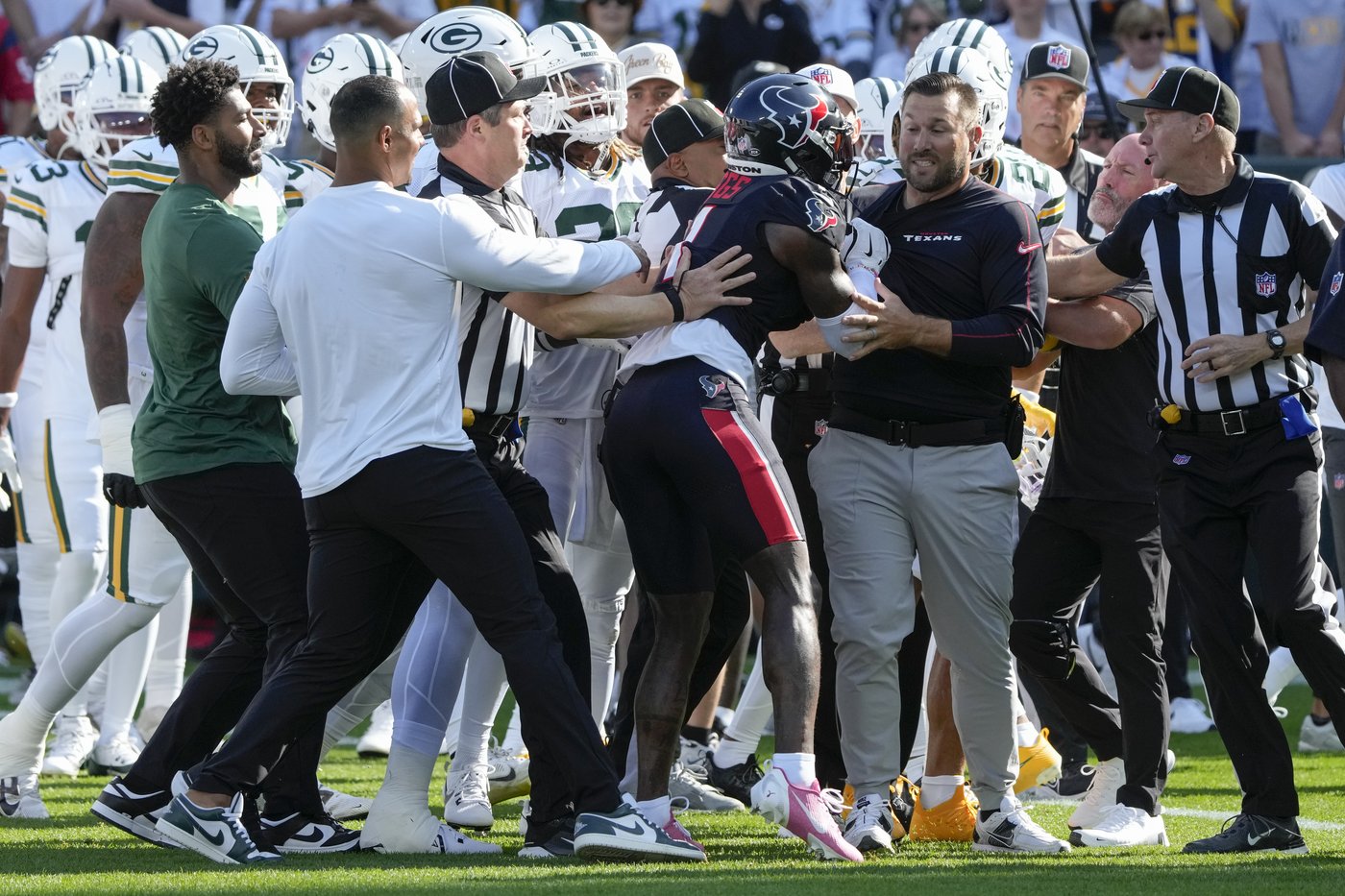 Texans' Stefon Diggs gets into pregame scuffle with Packers' Jaire Alexander and Keisean Nixon | iNFOnews.ca Texans' Stefon Diggs gets into pregame scuffle with Packers' Jaire Alexander and Keisean Nixon | iNFOnews.ca