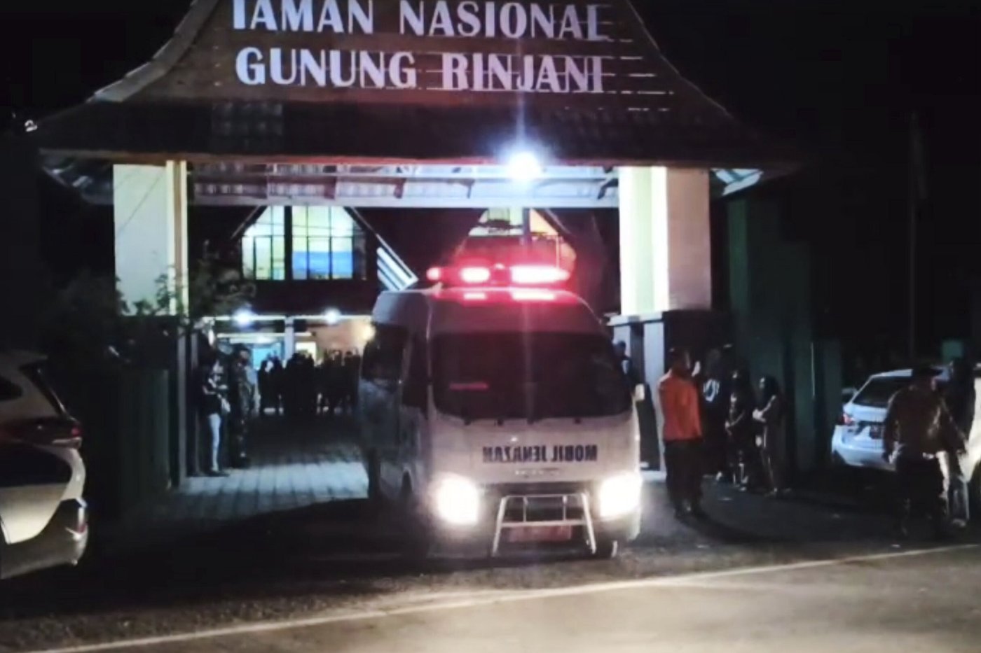 Rescuers retrieve body of Brazilian hiker who fell from Indonesian volcano | iNFOnews.ca Rescuers retrieve body of Brazilian hiker who fell from Indonesian volcano | iNFOnews.ca