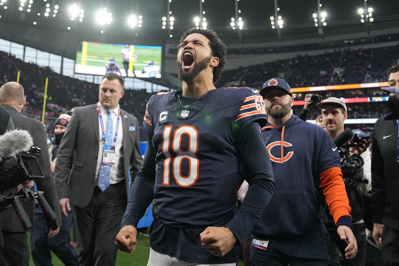 Williams throws 4 TDs and TE Kmet handles long snaps for Bears in 35-16 rout of Jaguars in London | iNFOnews.ca Williams throws 4 TDs and TE Kmet handles long snaps for Bears in 35-16 rout of Jaguars in London | iNFOnews.ca