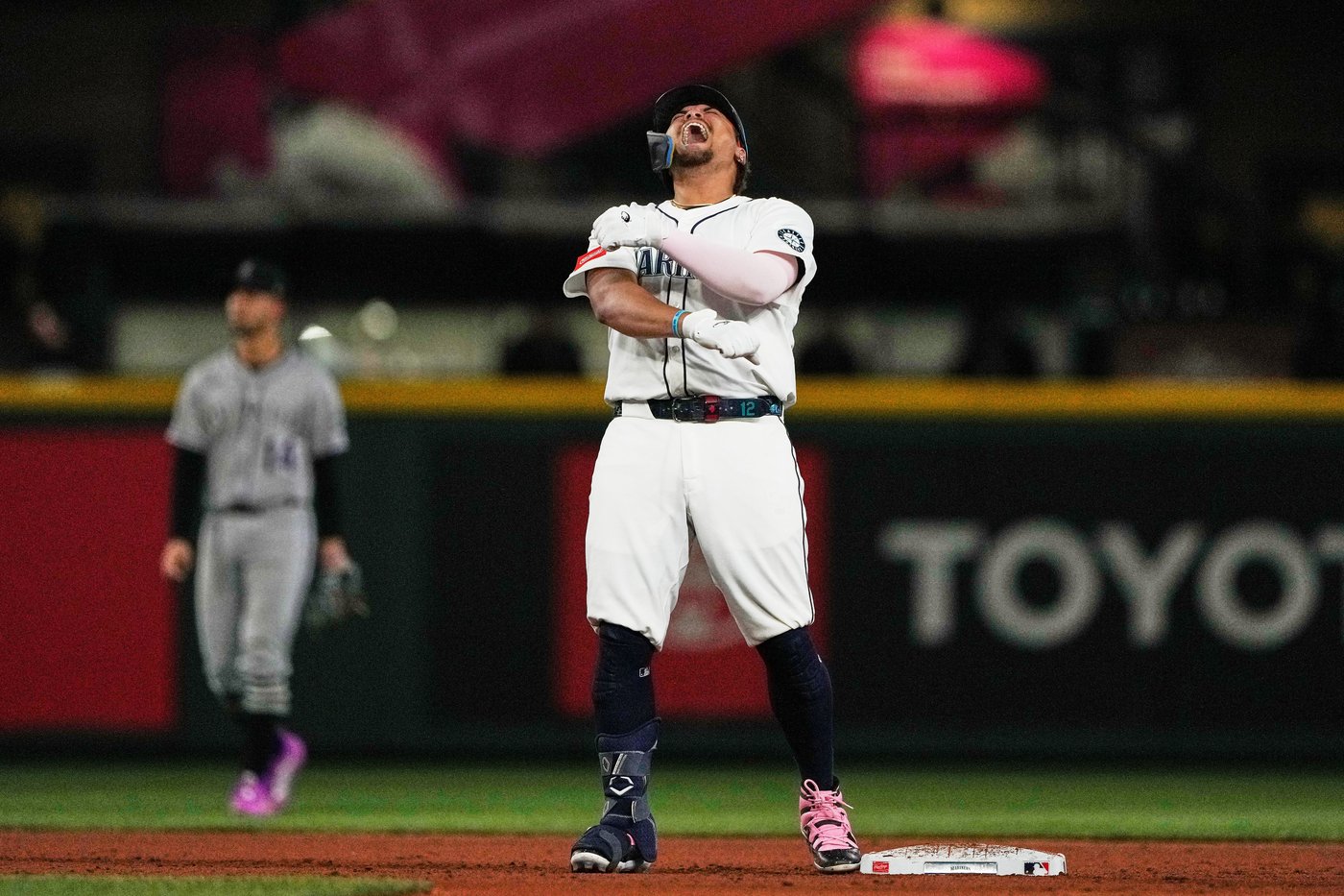 Surging Mariners clinch playoff berth and close in on AL West title | iNFOnews.ca Surging Mariners clinch playoff berth and close in on AL West title | iNFOnews.ca