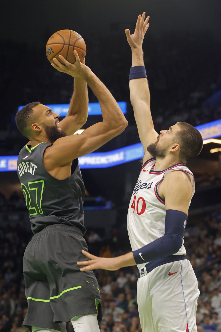 Timberwolves stop 4-game losing streak by fending off Clippers 93-92 in NBA Cup play | iNFOnews.ca