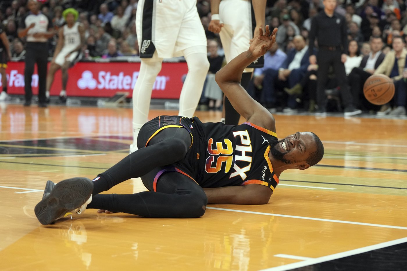 Suns star Kevin Durant out at least one week with a sprained ankle suffered vs. Spurs | iNFOnews.ca