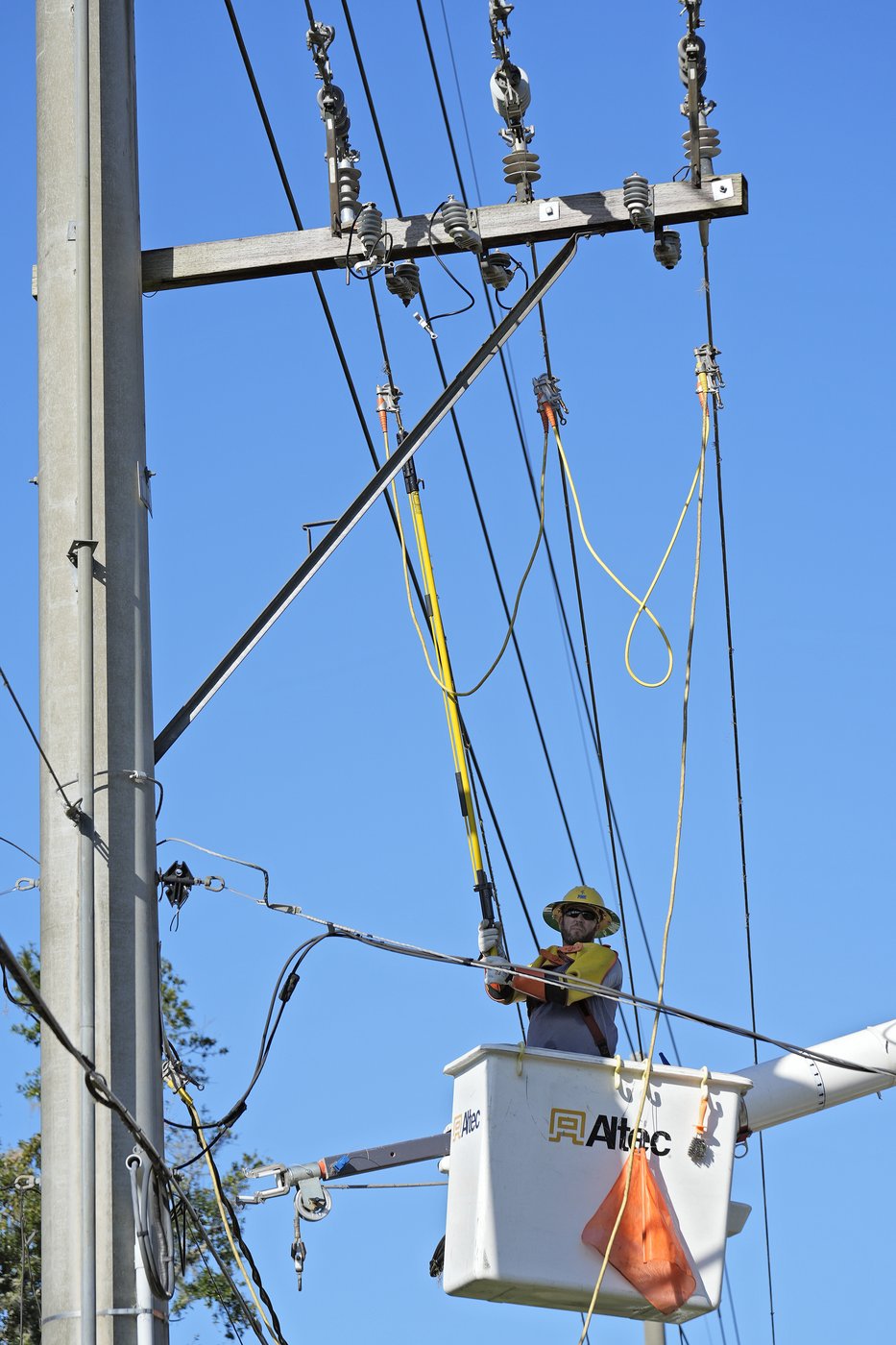 Florida neighbors band together to recover after one-two punch from hurricanes Helene and Milton | iNFOnews.ca