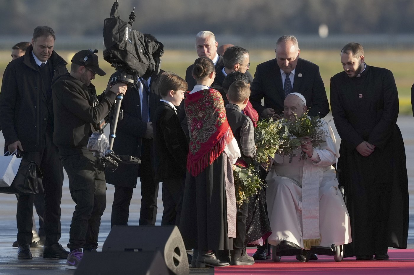 Pope Francis makes 1st papal visit to France's Corsica awash in expressions of popular piety | iNFOnews.ca