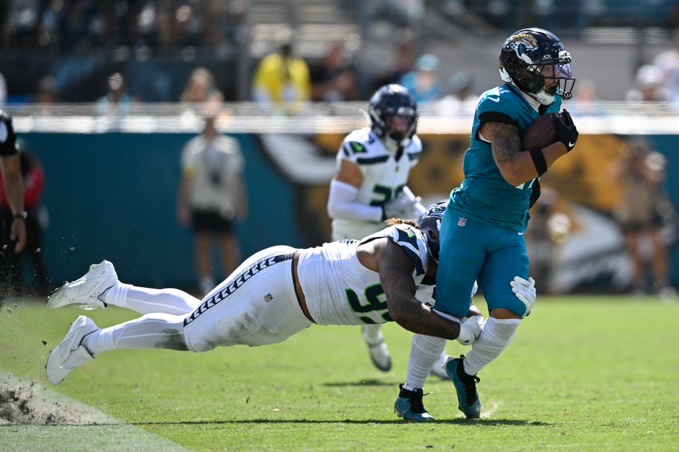 Seahawks rediscover their pass rush as they remain unbeaten on the road | iNFOnews.ca