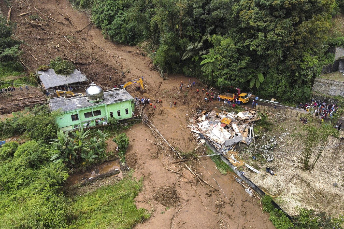 Rescuers recover 20 bodies from flash floods and landslides on Indonesia's Sumatra island | iNFOnews.ca Rescuers recover 20 bodies from flash floods and landslides on Indonesia's Sumatra island | iNFOnews.ca