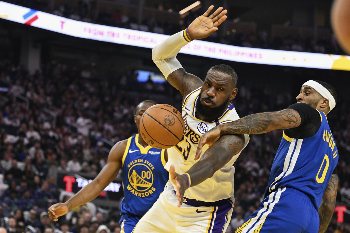 LeBron James scores 31 in record 19th Christmas Day game as Lakers hold off Curry, Warriors 115-113 | iNFOnews.ca