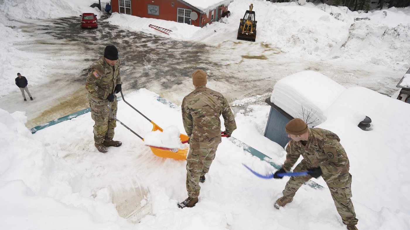 Santa and Mrs. Claus use military transports to bring Christmas to an Alaska Native village | iNFOnews.ca Santa and Mrs. Claus use military transports to bring Christmas to an Alaska Native village | iNFOnews.ca