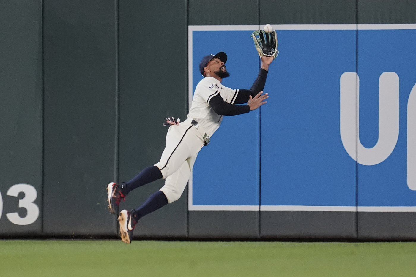 Byron Buxton's diving catch in the 9th inning seals the Twins' 4-2 win over the struggling White Sox | iNFOnews.ca