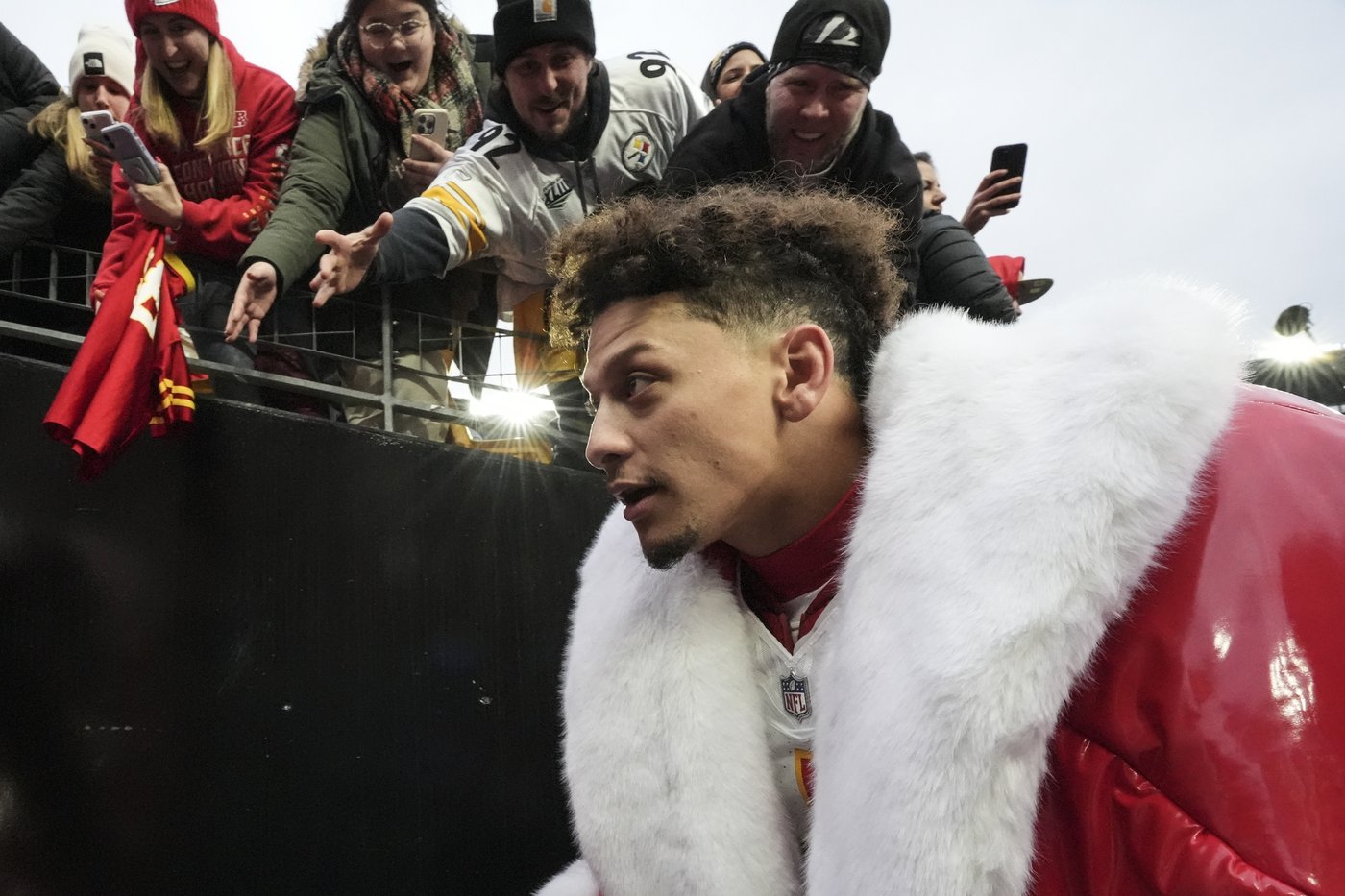 Mahomes throws 3 TDs as Chiefs clinch AFC's top seed by breezing past the skidding Steelers 29-10 | iNFOnews.ca Mahomes throws 3 TDs as Chiefs clinch AFC's top seed by breezing past the skidding Steelers 29-10 | iNFOnews.ca