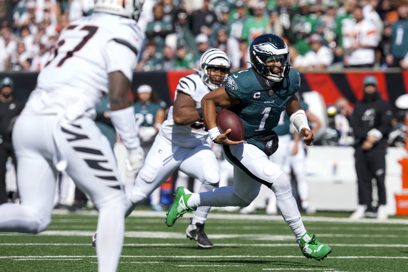 Eagles QB Hurts' mismatched cleats and stout performance puts Bengals in knots | iNFOnews.ca Eagles QB Hurts' mismatched cleats and stout performance puts Bengals in knots | iNFOnews.ca
