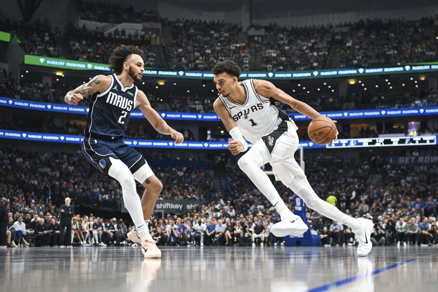 Doncic scores 28, Thompson adds 22 in Dallas debut as Mavs top Spurs 120-109 | iNFOnews.ca