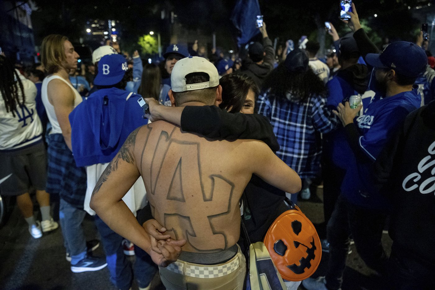 Los Angeles sees city bus burned, store thefts and rowdy crowds after Dodgers win World Series | iNFOnews.ca