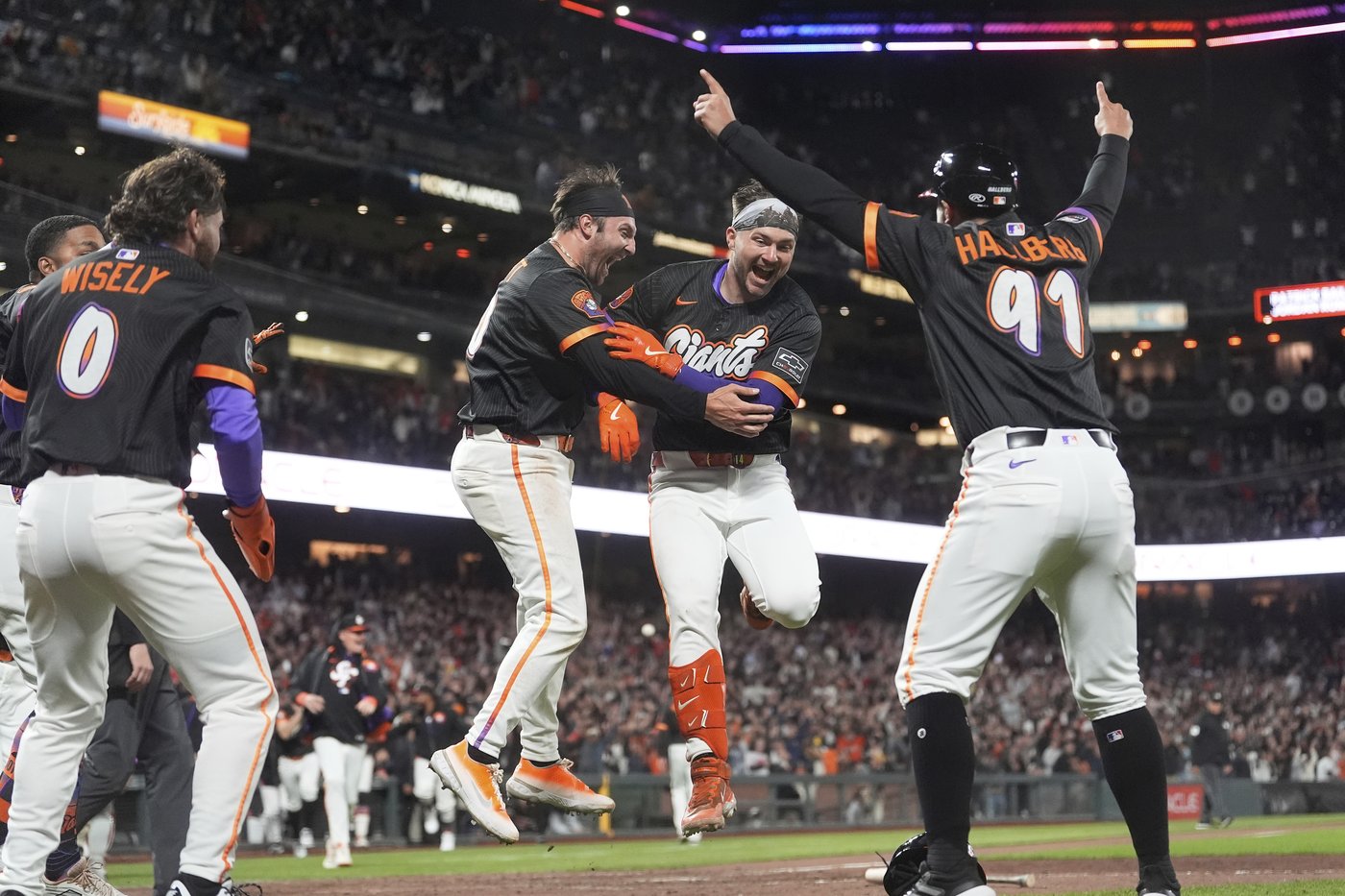 Bailey's walk-off, inside-the-park homer lifts Giants past Phillies | iNFOnews.ca Bailey's walk-off, inside-the-park homer lifts Giants past Phillies | iNFOnews.ca