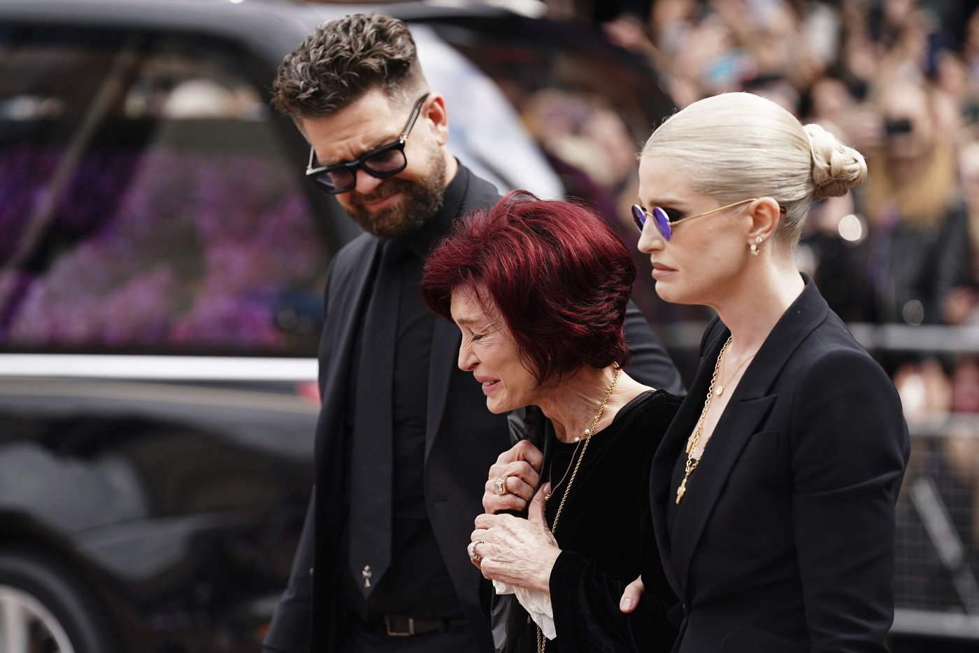 Birmingham gives an emotional farewell to Ozzy Osbourne as tearful family lead tributes | iNFOnews.ca