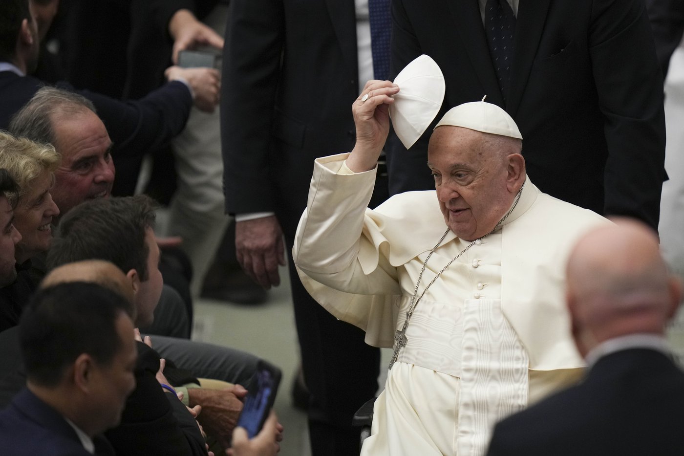 Pope Francis reprimands Vatican staff for gossiping in annual Christmas message | iNFOnews.ca