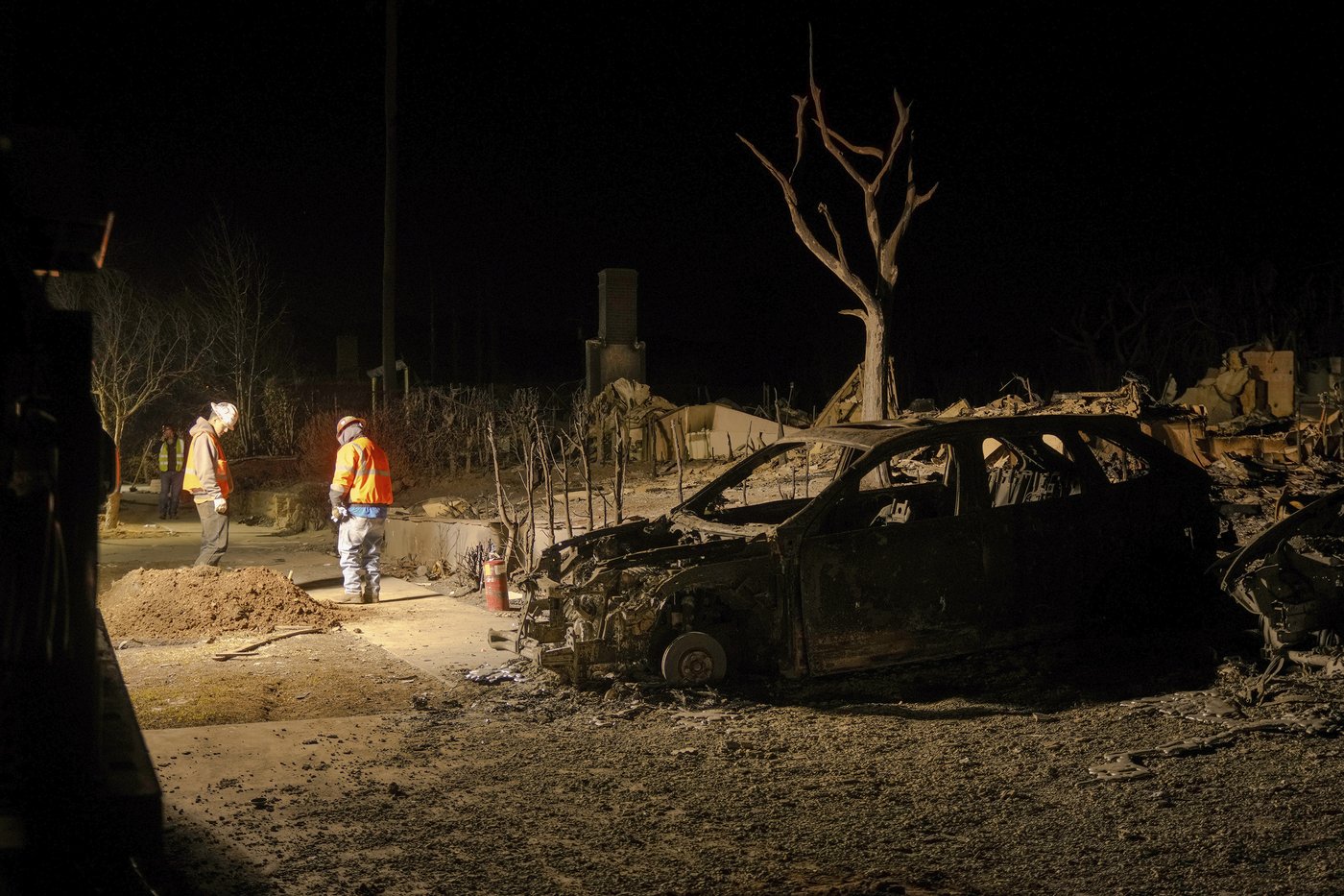 Ash and other dangers mean LA area residents who fled fires a week ago won't be going home soon | iNFOnews.ca Ash and other dangers mean LA area residents who fled fires a week ago won't be going home soon | iNFOnews.ca