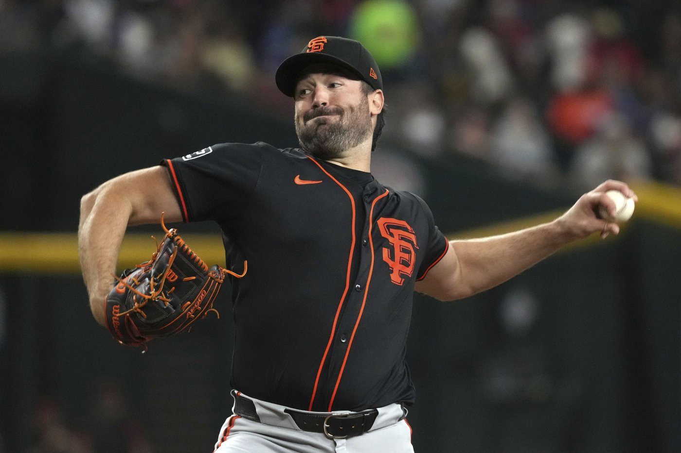 Robbie Ray throws a complete game, Giants beat Diamondbacks 7-2 to split 4-game series | iNFOnews.ca