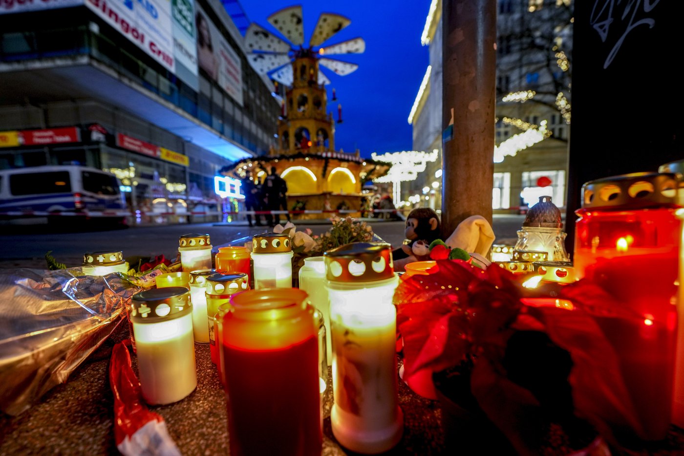 Germans mourn the 5 killed and 200 injured in the apparent attack on a Christmas market | iNFOnews.ca Germans mourn the 5 killed and 200 injured in the apparent attack on a Christmas market | iNFOnews.ca