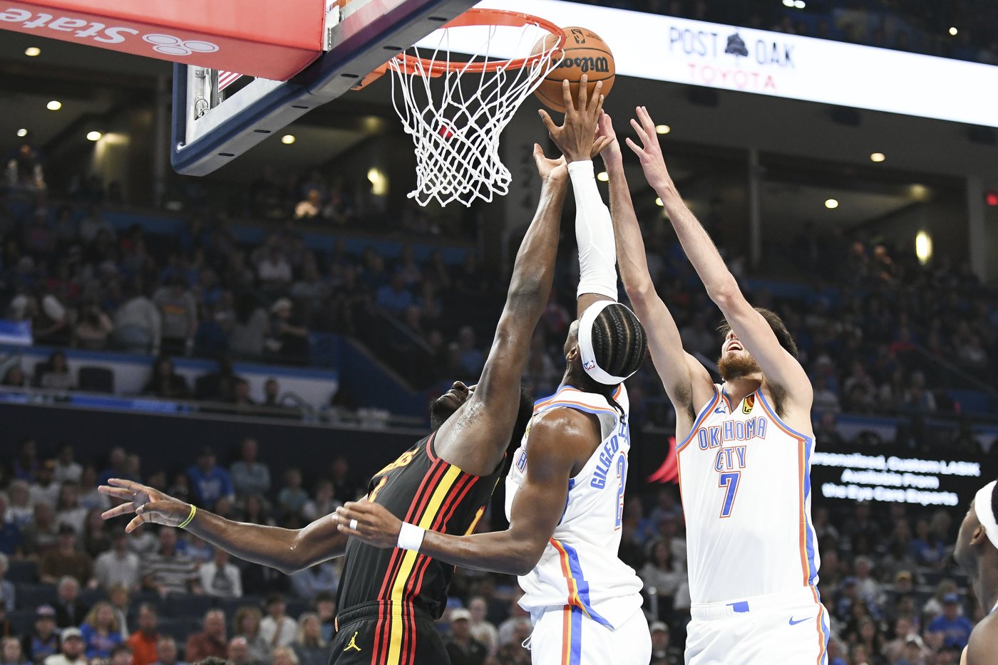 Gilgeous-Alexander's 35 points help Thunder pull away for 128-104 win over Hawks | iNFOnews.ca