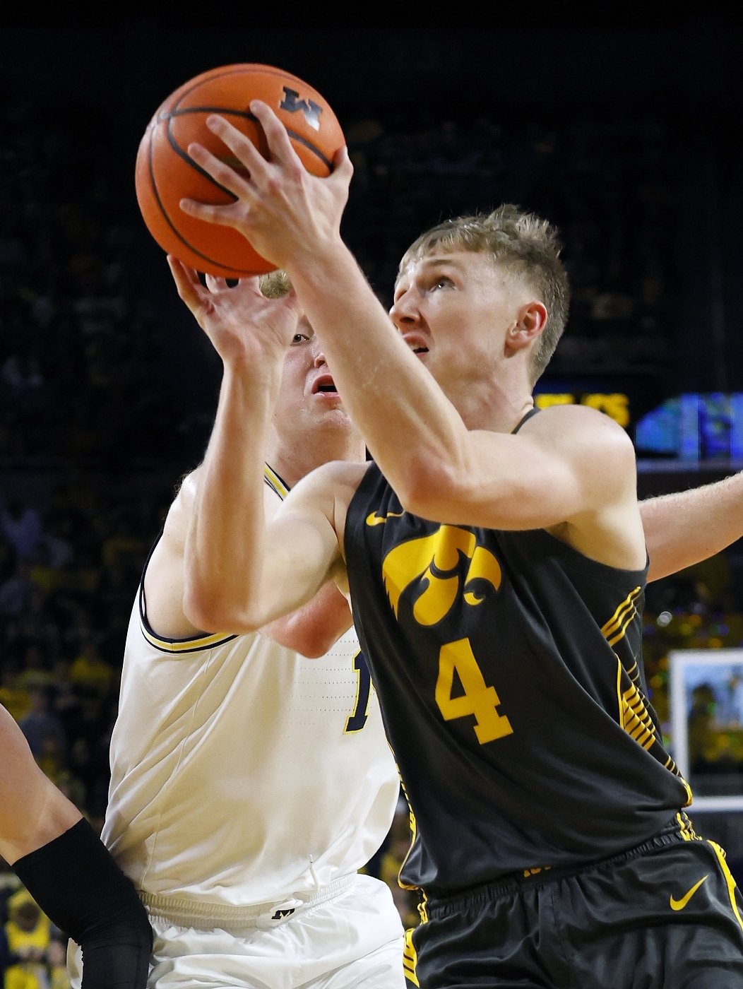 Gayle scores late to give Michigan 85-83 win over Iowa for Wolverines' 7th straight victory | iNFOnews.ca