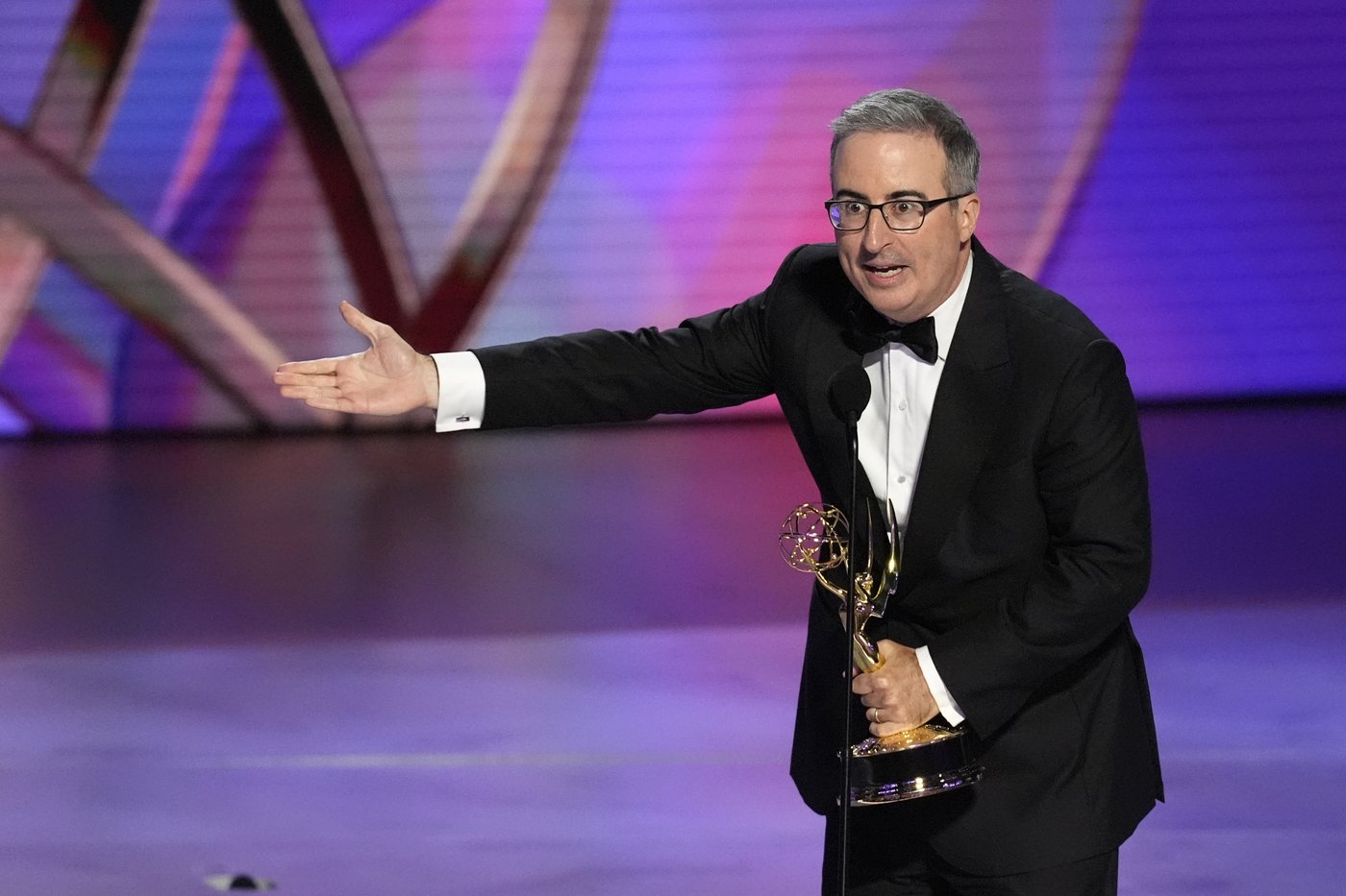 Emmy Moments: Hosts gently mock 'The Bear,' while TV moms, 'Happy Days' and 'West Wing' celebrated | iNFOnews.ca Emmy Moments: Hosts gently mock 'The Bear,' while TV moms, 'Happy Days' and 'West Wing' celebrated | iNFOnews.ca