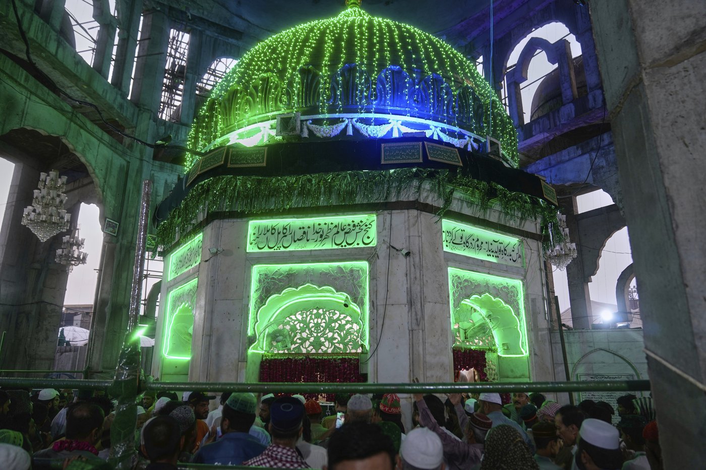 Photos of Pakistan honoring a Sufi saint with drumming, dancing, and bright lights | iNFOnews.ca