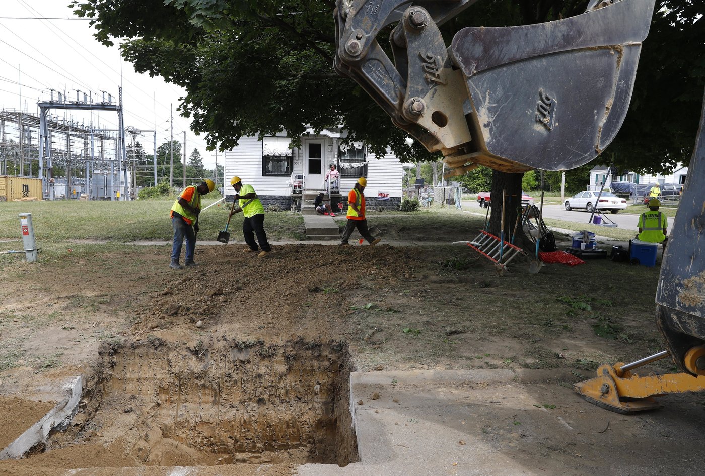 Flint's still-unfinished lead pipe replacement serves as cautionary tale to other cities | iNFOnews.ca