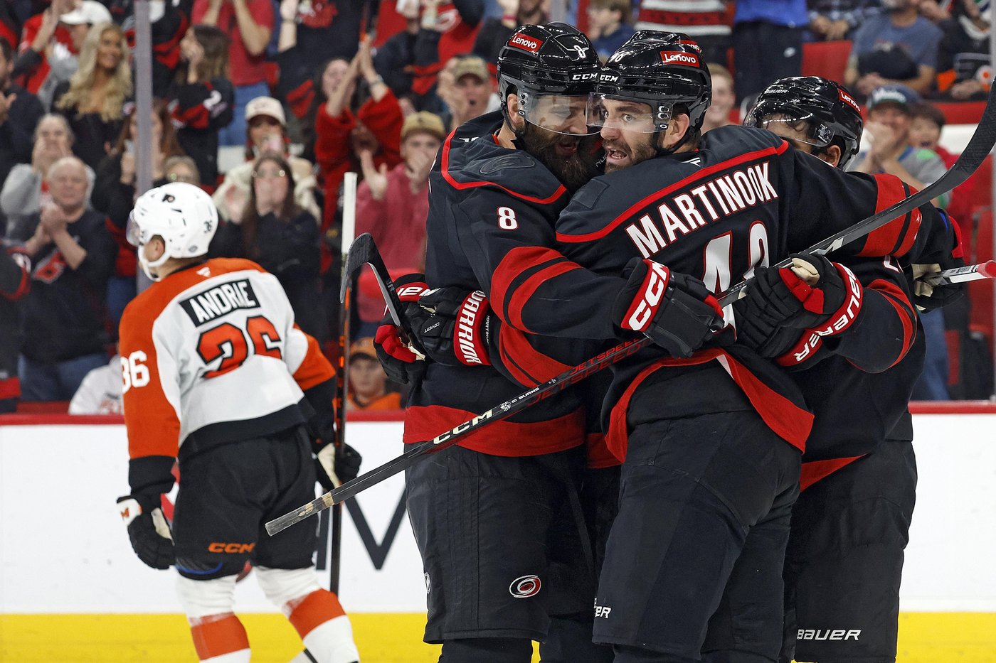 Necas scores go-ahead goal with 29 seconds left, Hurricanes beat Flyers 6-4 | iNFOnews.ca
