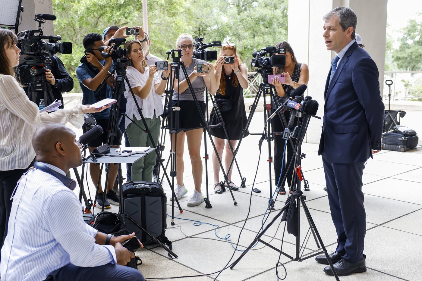 Epstein's former girlfriend told Justice Department she did not see Trump act in 'inappropriate way' | iNFOnews.ca