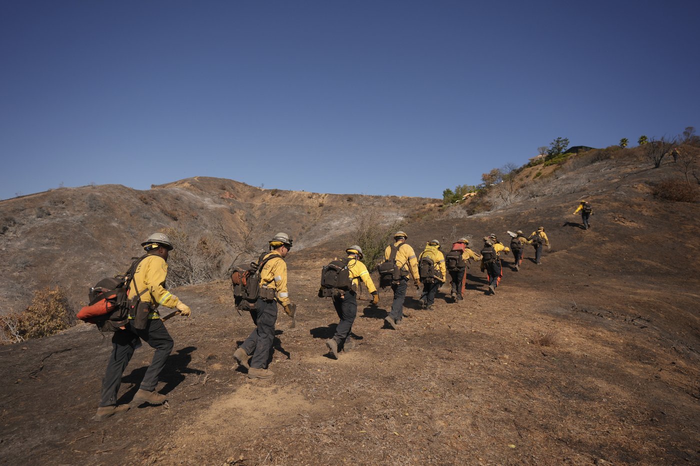 Ash and other dangers mean LA area residents who fled fires a week ago won't be going home soon | iNFOnews.ca Ash and other dangers mean LA area residents who fled fires a week ago won't be going home soon | iNFOnews.ca