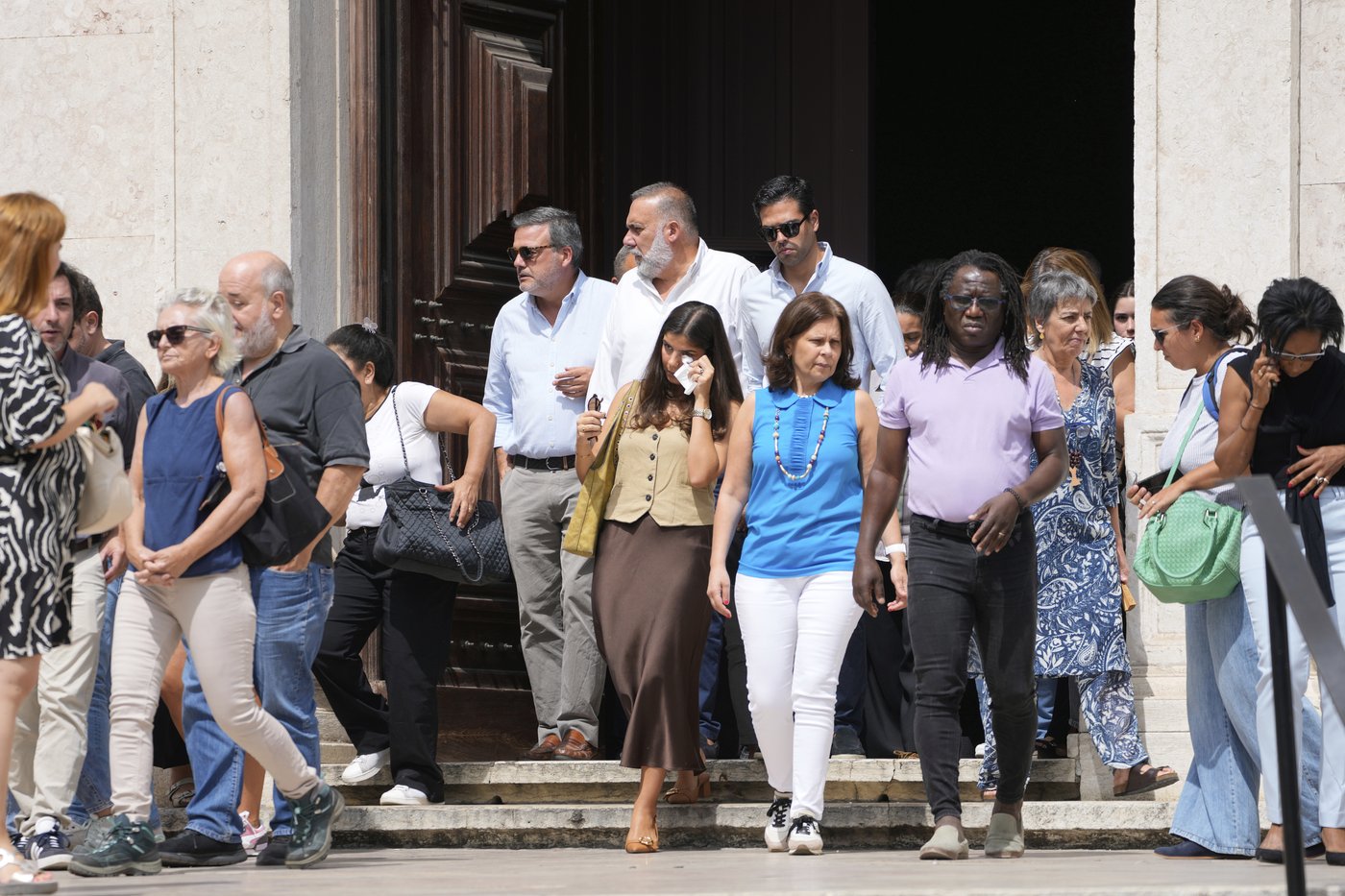 Portuguese victims of streetcar crash mourned by colleagues, friends and local residents | iNFOnews.ca
