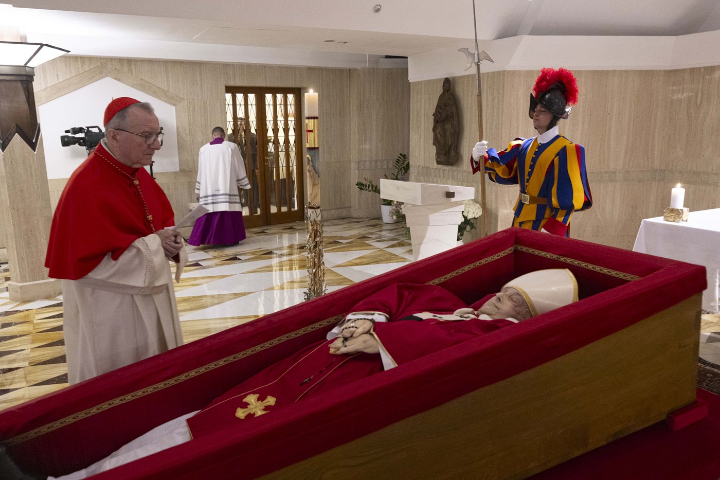 Pope Francis worried about greeting crowd in St. Peter's Square but was thankful he did, report says | iNFOnews.ca Pope Francis worried about greeting crowd in St. Peter's Square but was thankful he did, report says | iNFOnews.ca