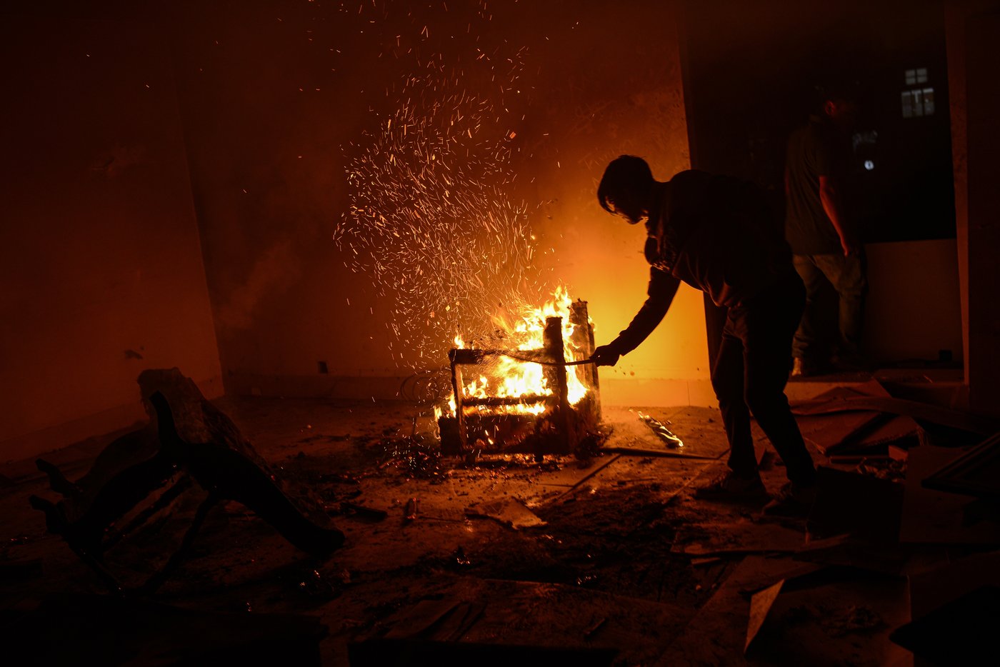 Bangladeshi protesters storm and destroy a house linked to exiled former prime minister Hasina | iNFOnews.ca