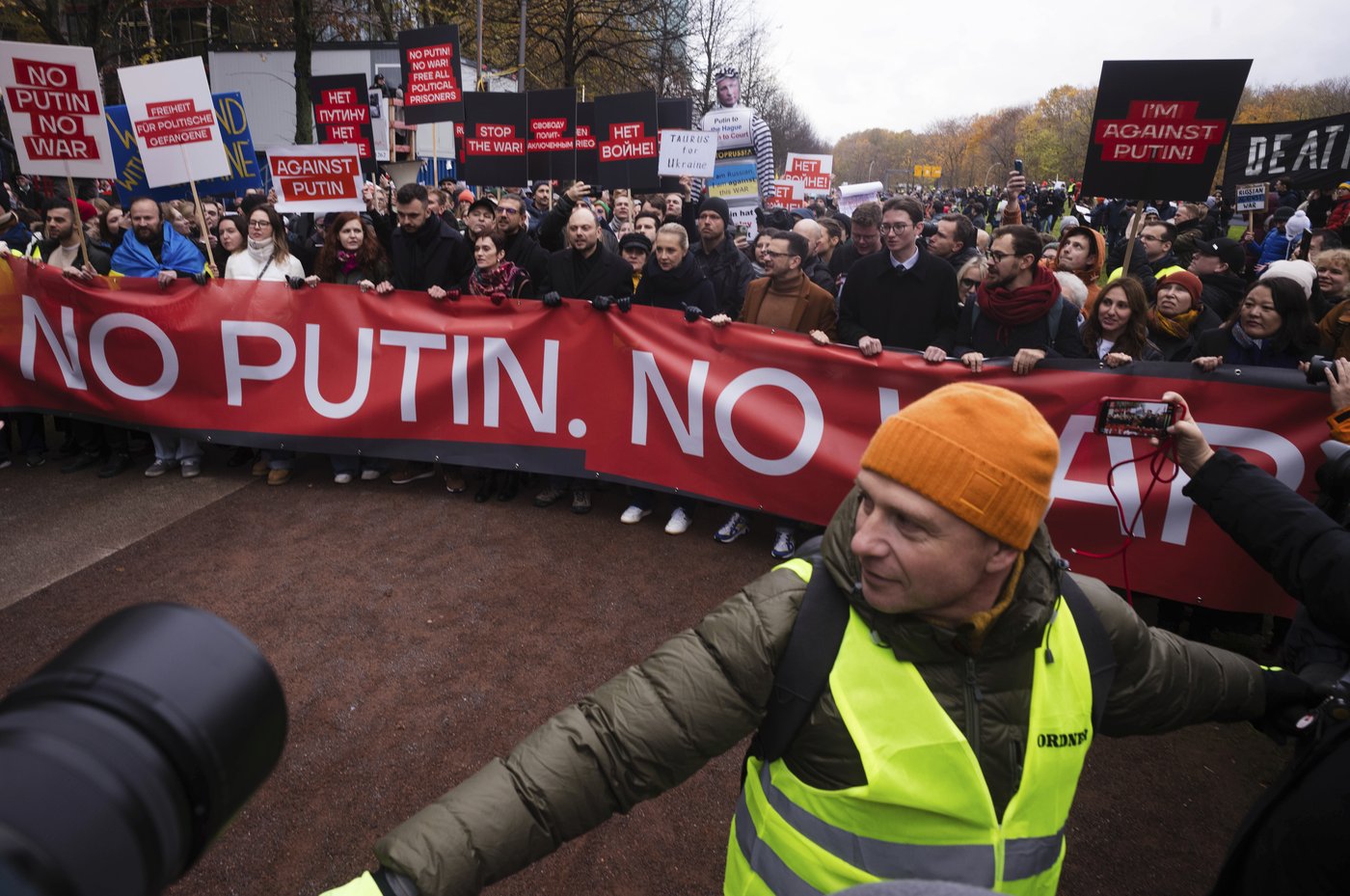 Putin critics lead a march in Berlin calling for democracy in Russia and an end to war in Ukraine | iNFOnews.ca