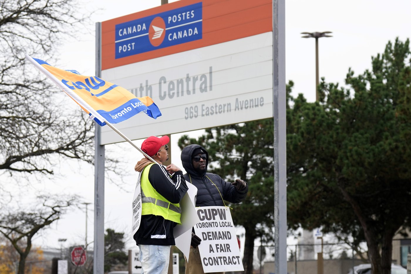 Canadians favour government intervention in Canada Post, port labour disputes: poll | iNFOnews.ca Canadians favour government intervention in Canada Post, port labour disputes: poll | iNFOnews.ca
