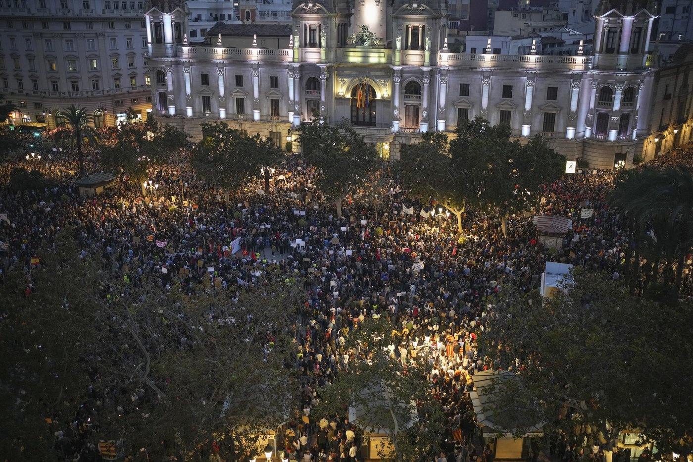 Thousands of Spaniards demand the resignation of Valencia leader for bungling flood response | iNFOnews.ca Thousands of Spaniards demand the resignation of Valencia leader for bungling flood response | iNFOnews.ca