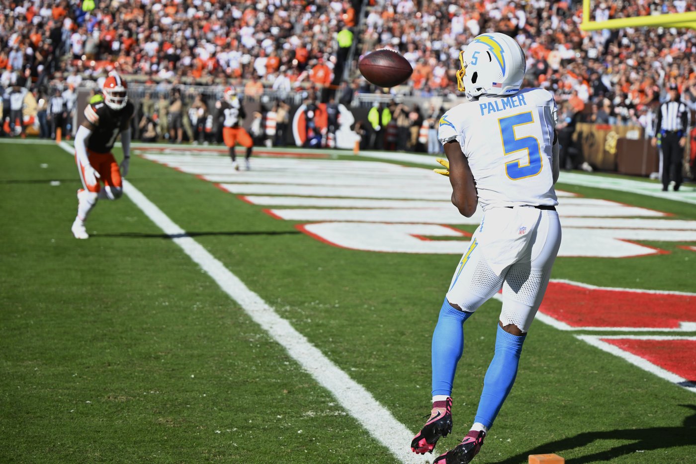 Justin Herbert throws 2 TD passes, Chargers clamp down on Jameis Winston in 27-10 win over Browns | iNFOnews.ca