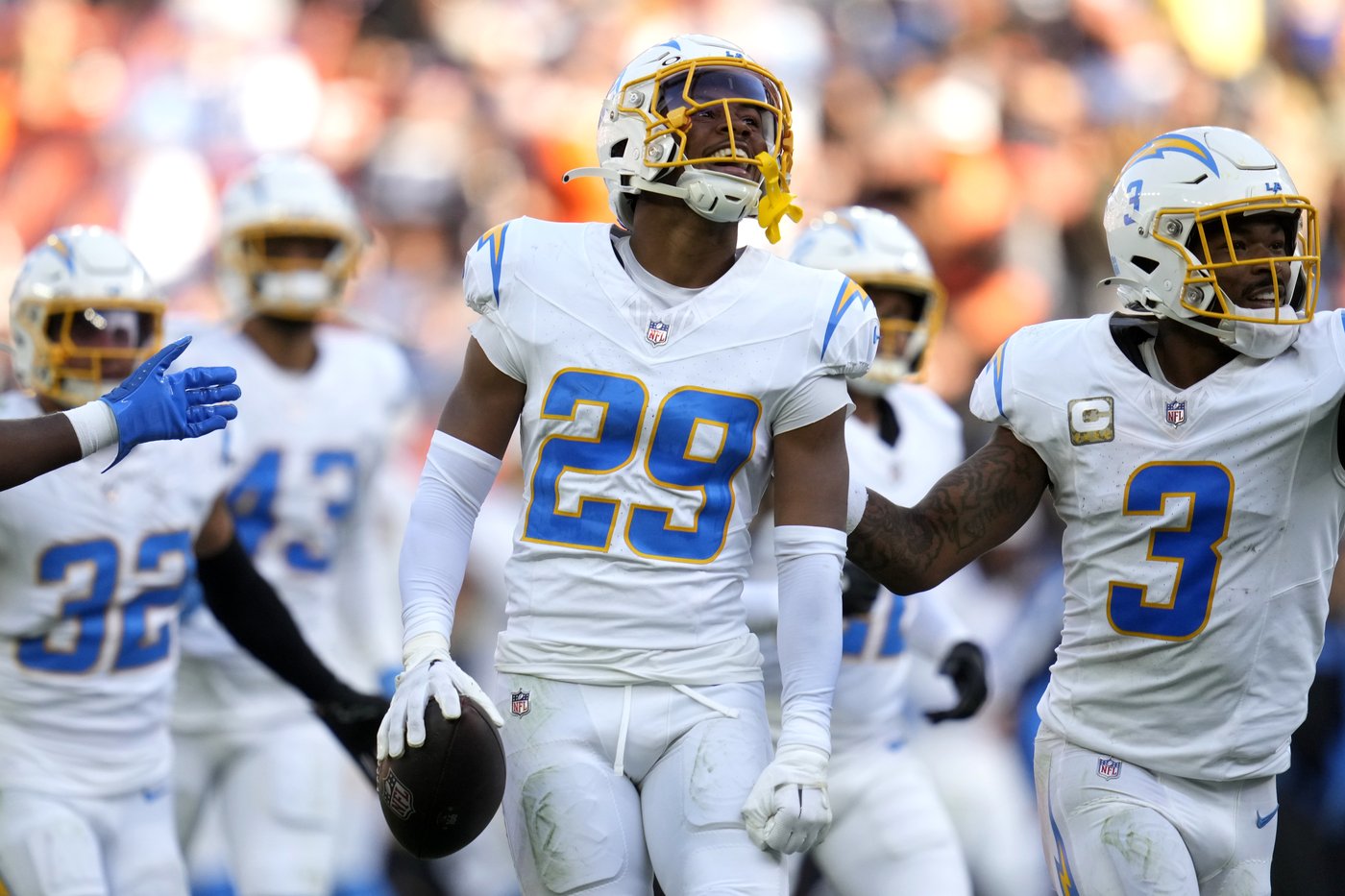Justin Herbert throws 2 TD passes, Chargers clamp down on Jameis Winston in 27-10 win over Browns | iNFOnews.ca