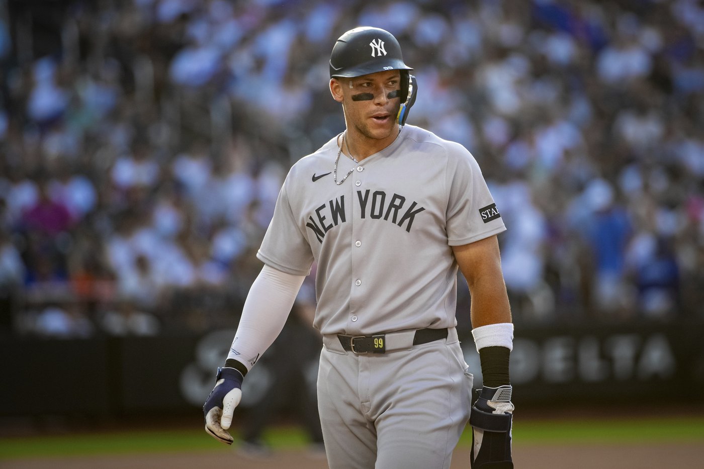 Aaron Judge gets struck in the face by a toss from Yankees teammate Anthony Volpe | iNFOnews.ca Aaron Judge gets struck in the face by a toss from Yankees teammate Anthony Volpe | iNFOnews.ca