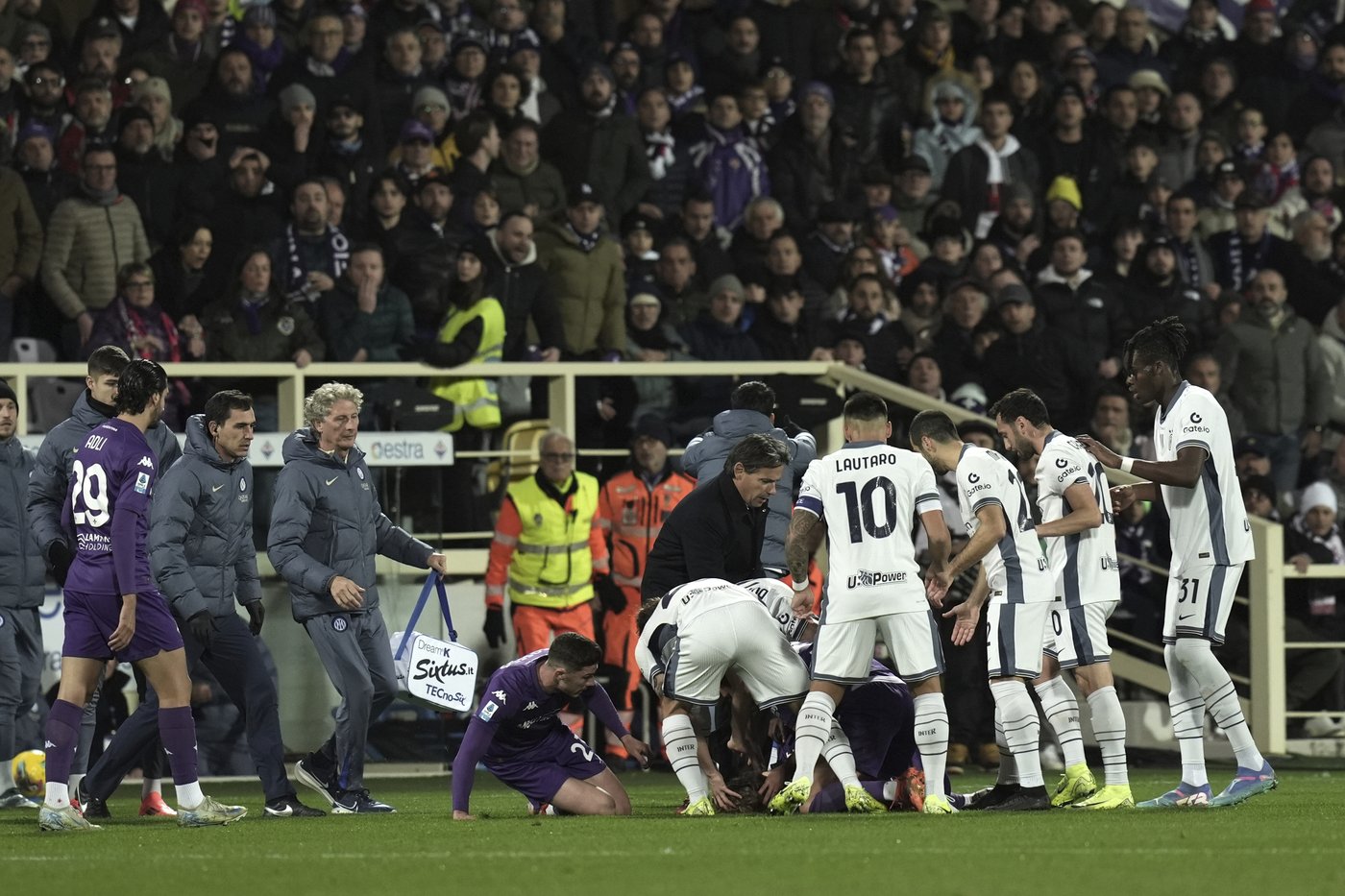 Serie A title race loses significance after Fiorentina player collapses on field | iNFOnews.ca Serie A title race loses significance after Fiorentina player collapses on field | iNFOnews.ca