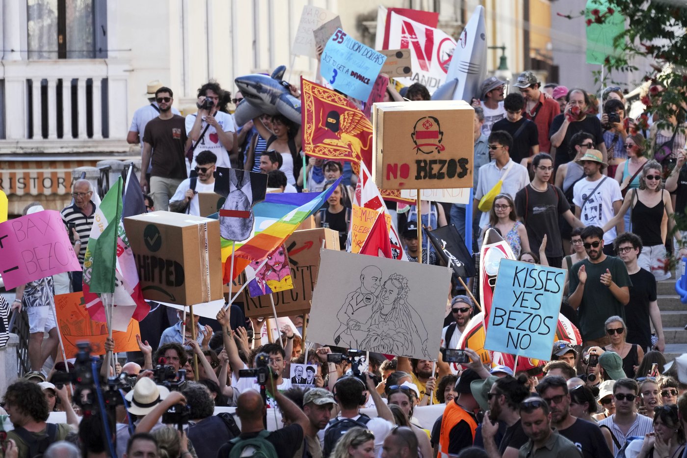 ‘Kisses yes, Bezos No,’ protesters say, as Bezos wedding bonanza stirs controversy in Venice | iNFOnews.ca ‘Kisses yes, Bezos No,’ protesters say, as Bezos wedding bonanza stirs controversy in Venice | iNFOnews.ca