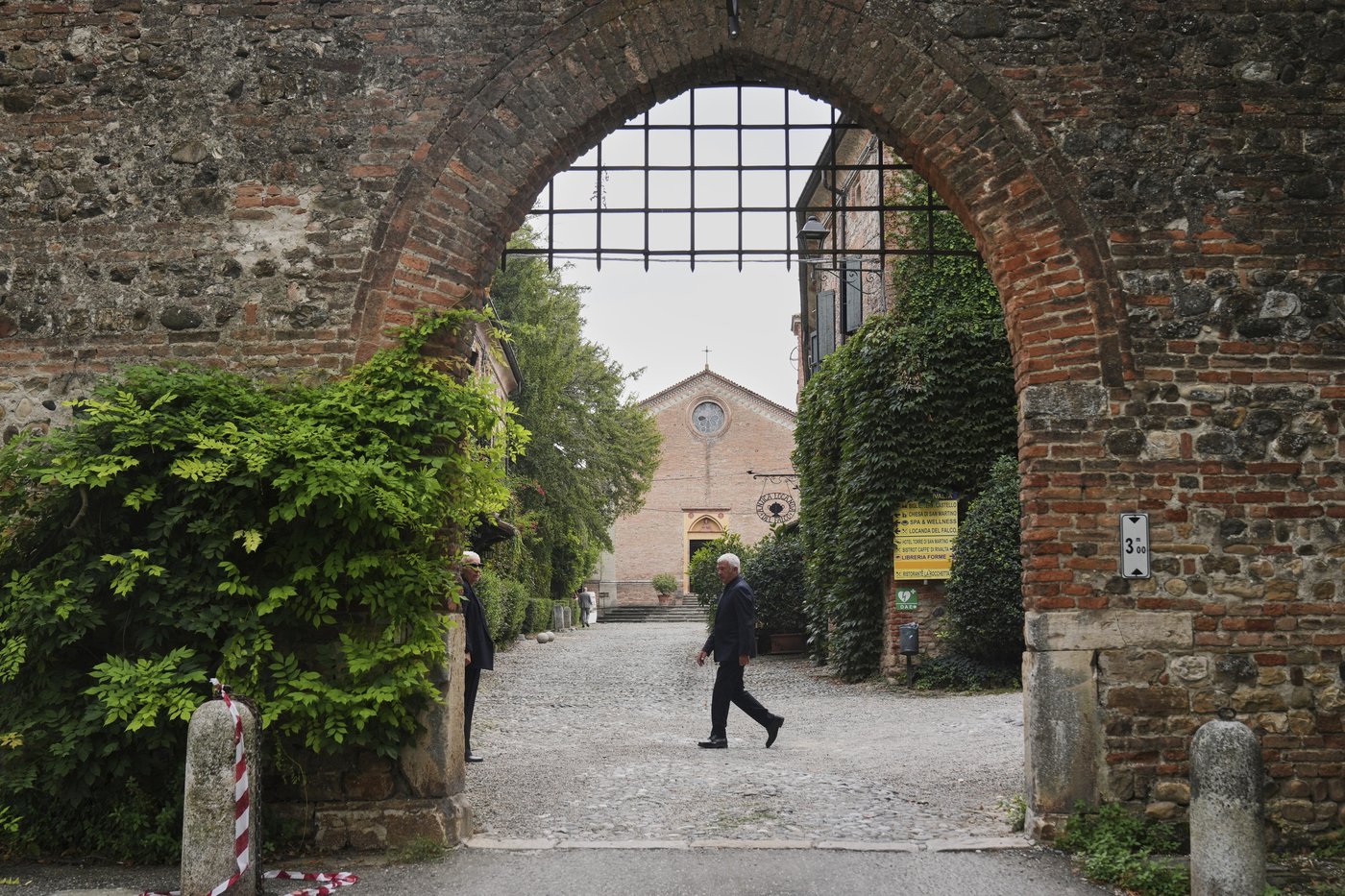 Private funeral service held for Italian designer Giorgio Armani in church near his birthplace | iNFOnews.ca Private funeral service held for Italian designer Giorgio Armani in church near his birthplace | iNFOnews.ca