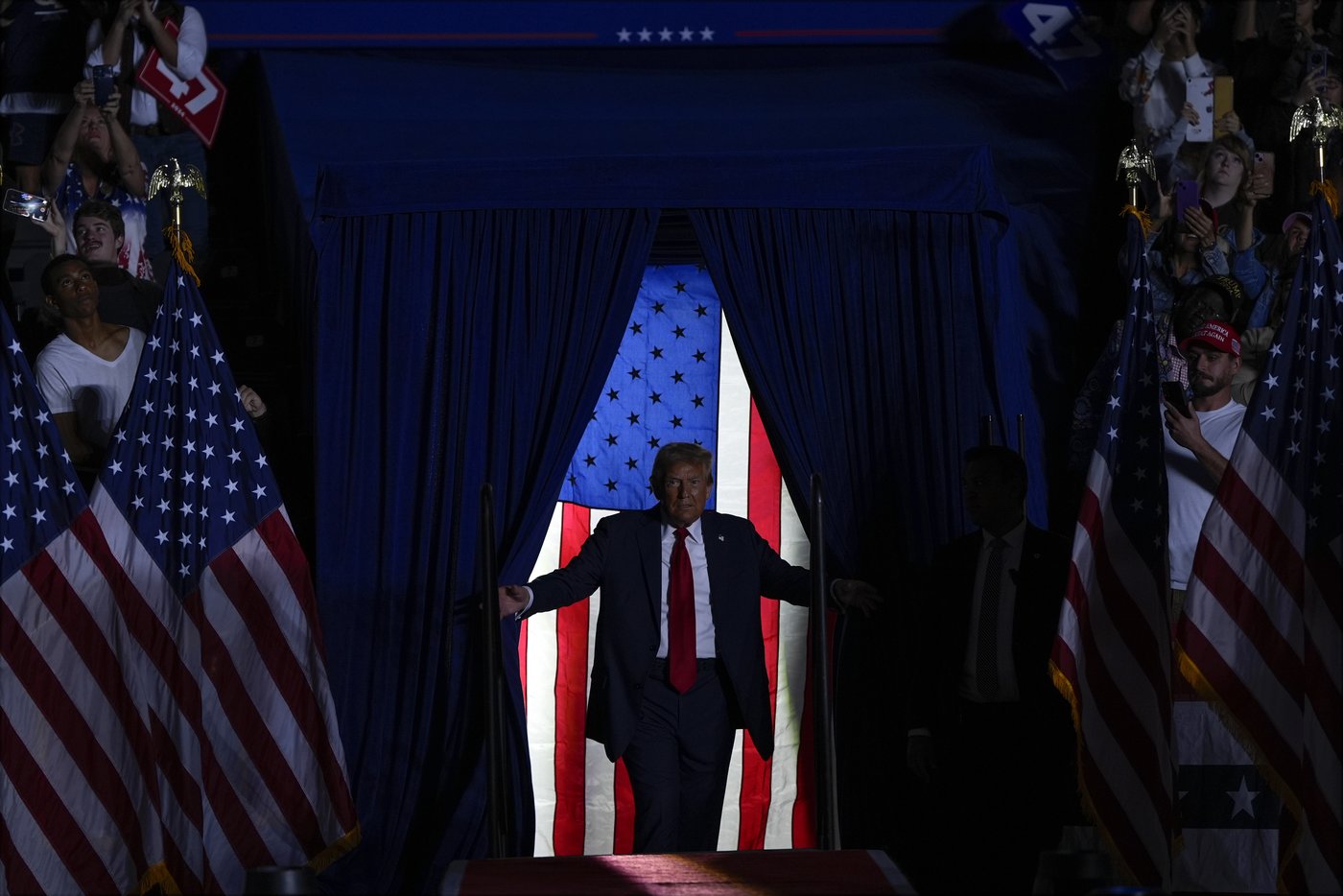 Democrats escalate attacks on Trump after comedian calls Puerto Rico 'floating island of garbage' | iNFOnews.ca