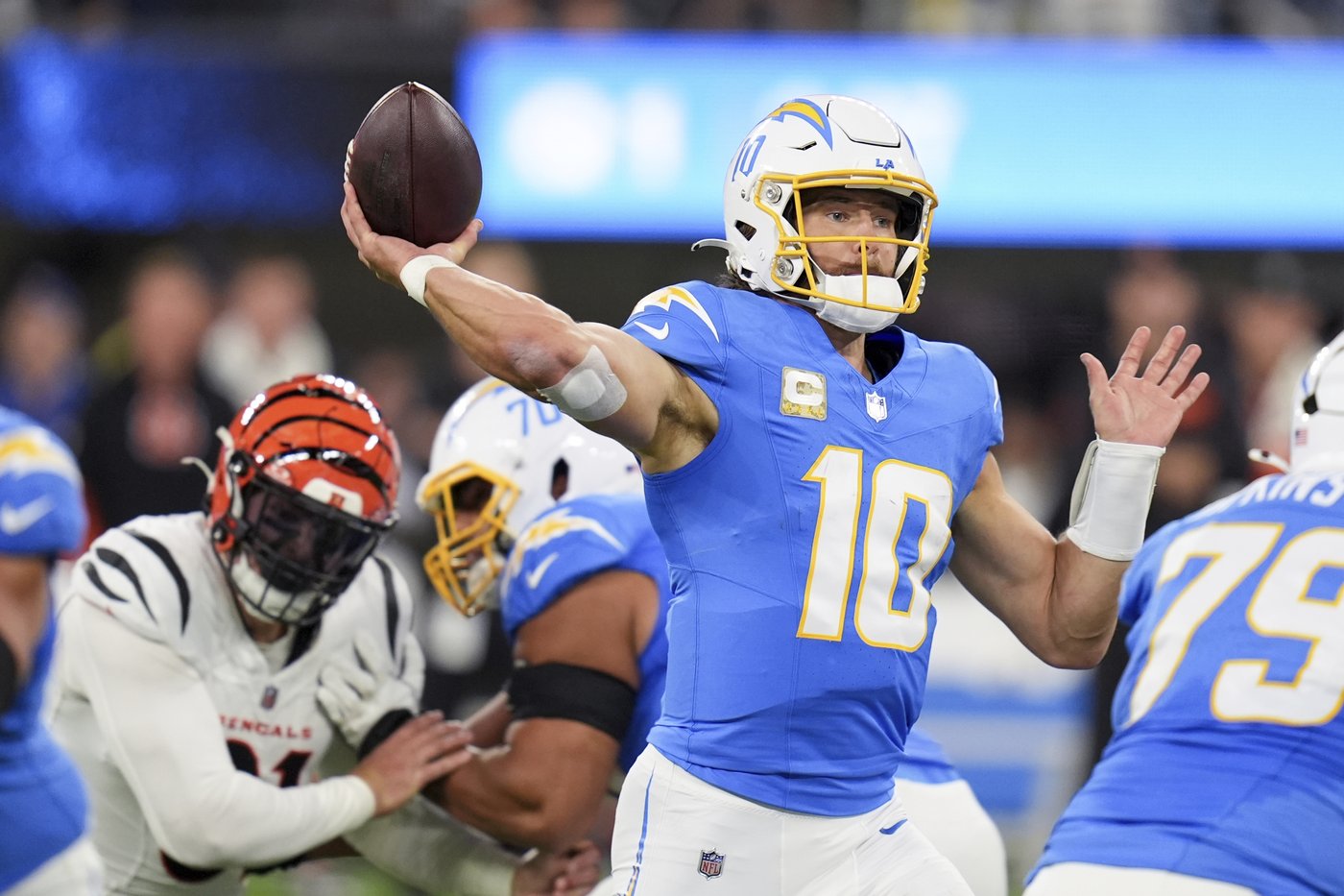 Chargers beat Bengals 34-27 on Dobbins' late TD after squandering 21-point lead | iNFOnews.ca
